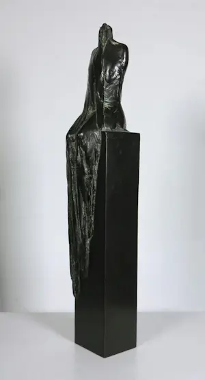 Kiny Copinga - Brons, Vrouw met gedrapeerd kleed over de sokkel kopen? Bied vanaf 500!