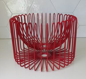 Niet of onleesbaar gesigneerd - Ehlén Johansson - Ikea - metalen rode ‘Trådig’ fruitschaal kopen? Bied vanaf 1!