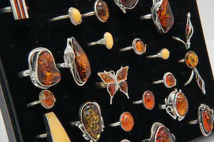 35 - Lot best. uit 27 zilveren (1e gehlt) ringen met bruin/oranje stenen kopen? Bied vanaf 60!