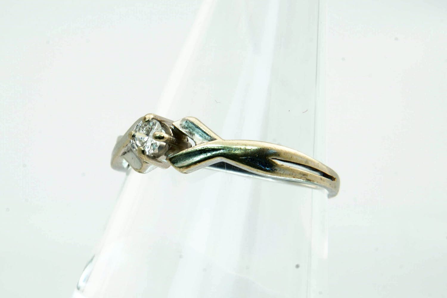 103 - 14krt witgoud & diamanten "cross-over" solitairring met  0.15crt briljant kopen? Bied vanaf 160!