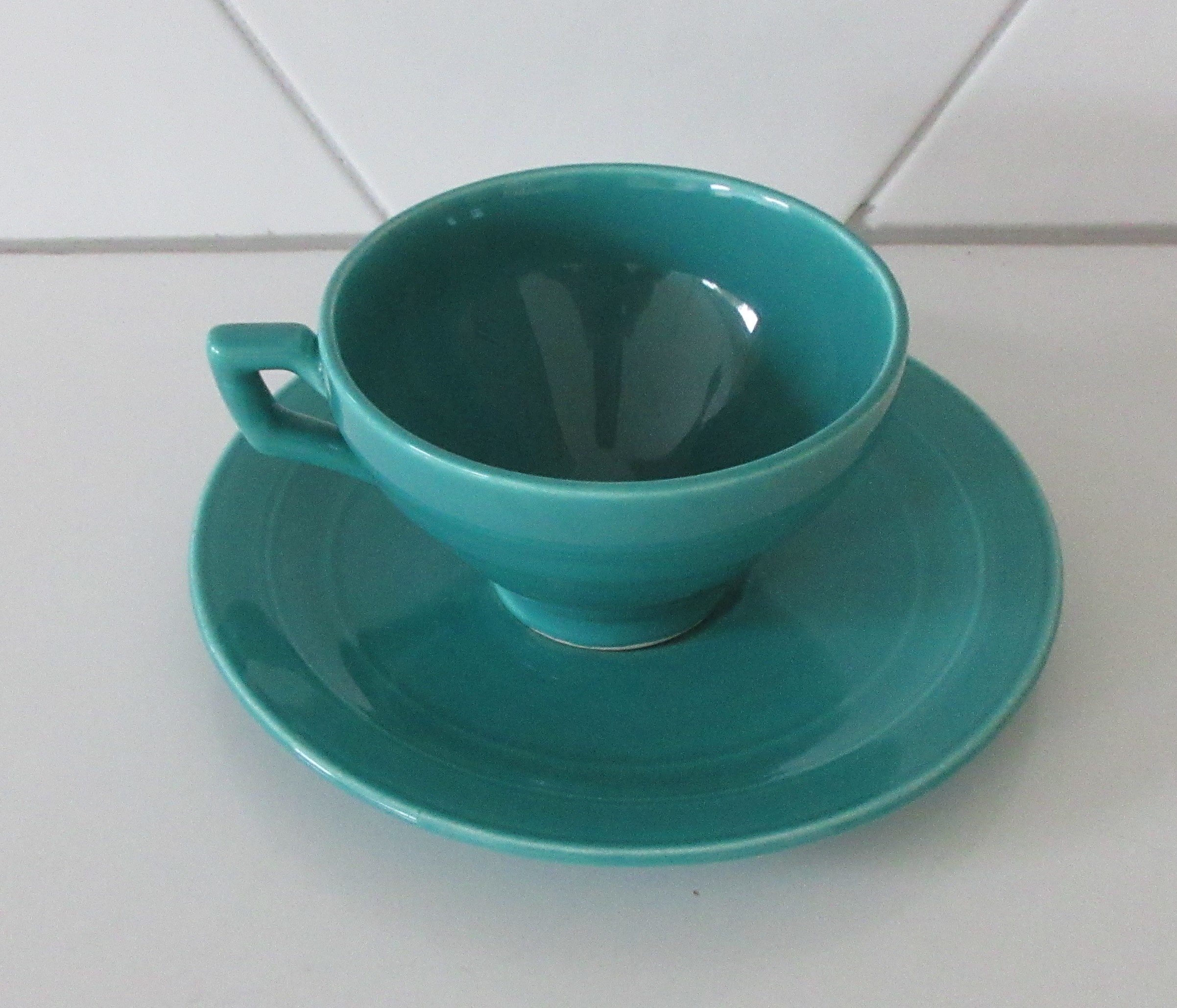 Niet of onleesbaar gesigneerd - Vernon Kilns Early California Green and Orange Demitasse Cup kopen? Bied vanaf 1!