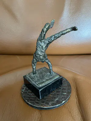 Brons (Onbekend) - Prachtig beeldje - Kind dat handstand doet kopen? Bied vanaf 30!