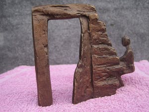 Brons (Onbekend) - Zittend naast de poort. kopen? Bied vanaf 35!