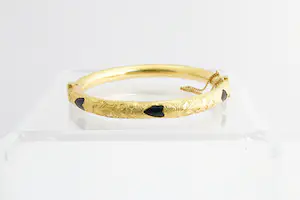 97- Surinaamse 22 krt ged. geel-gouden armband met zwarte uitgesneden harten kopen? Bied vanaf 470!