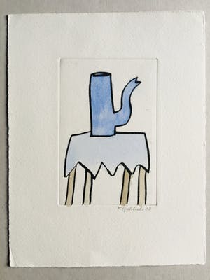 Klaas Gubbels - ets met aquarel ingekleurd - ‘Blauwe kan op tafel’ kopen? Bied vanaf 245!