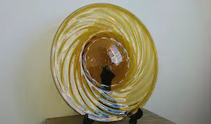 Niet of onleesbaar gesigneerd - Amber schaal met swirls en ingesloten luchtbellen kopen? Bied vanaf 1!
