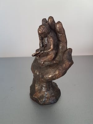 Astrid Veldhuyzen-Koppen - Beeld " Hand met lezend kind " kopen? Bied vanaf 35!