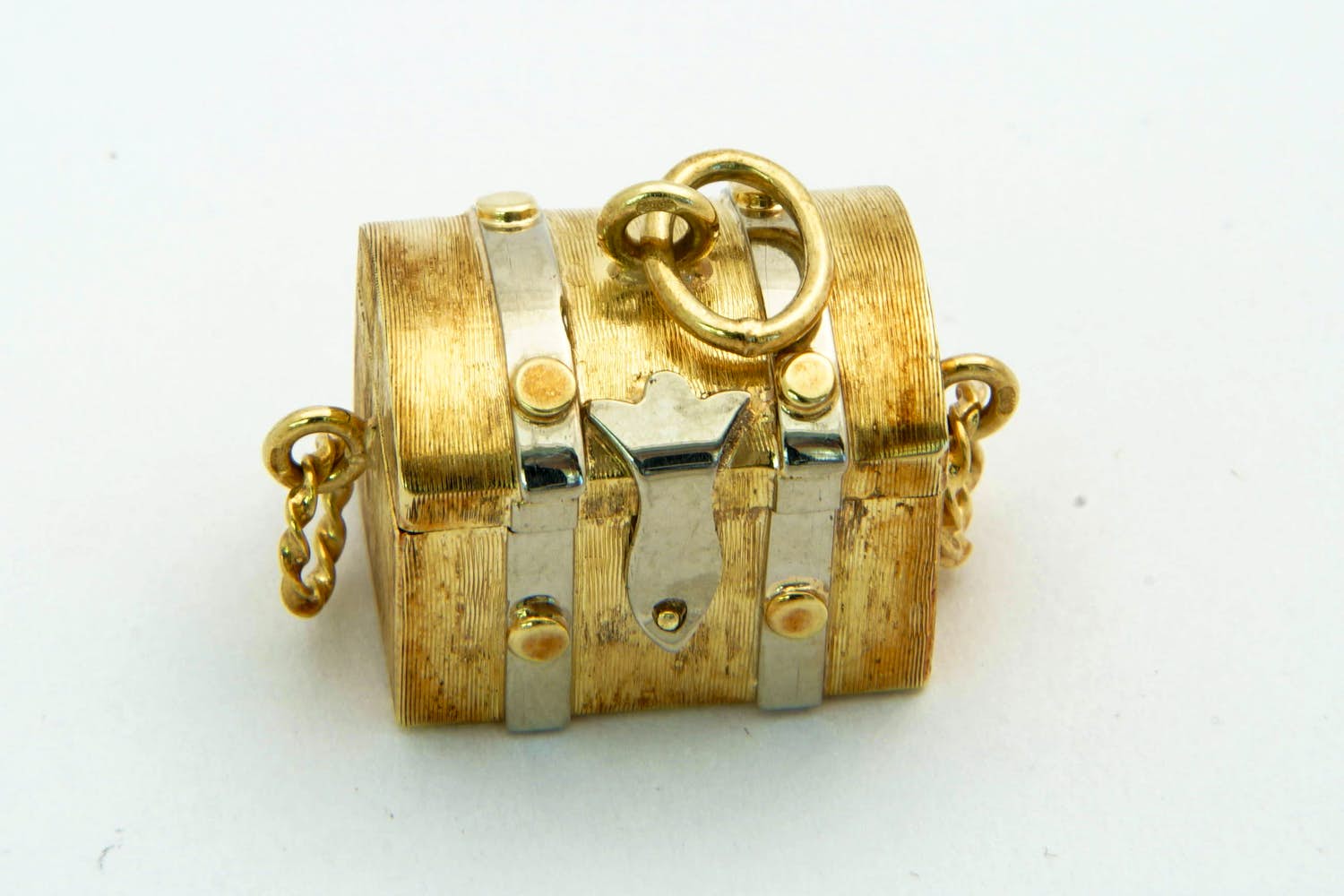 4- Mooi gedetailleerde 14 karaat bicolor gouden schatkist hanger kopen? Bied vanaf 320!