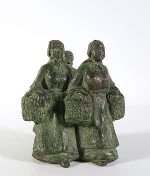 Brons (Onbekend) - Beeldengroep van drie vissersvrouwen verkocht voor € 150!