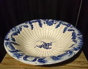 Niet of onleesbaar gesigneerd - Grote schaal met handgeschilderde motieven kopen? Bied vanaf 1!