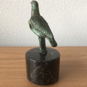 Brons (Onbekend) - Prachtig bronzen beeldje van " DUIF IN HAND " kopen? Bied vanaf 65!