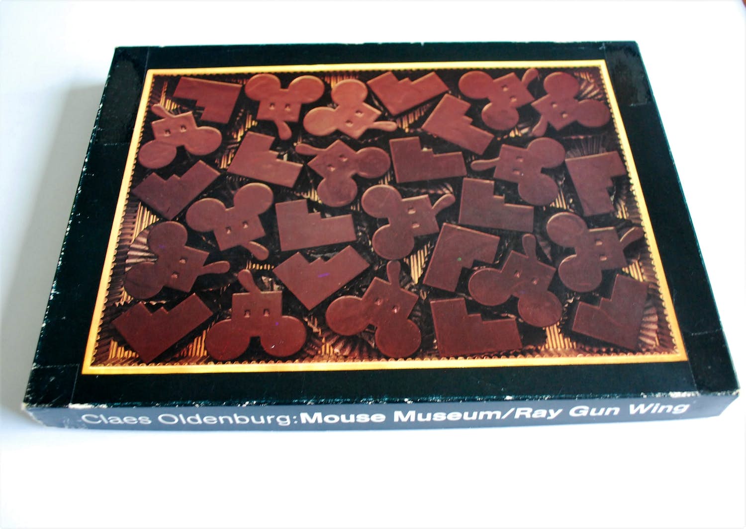 Claes Oldenburg - Chocoladedoos met boekwerk: Mouse Museum/Ray Gun Wing verkocht voor € 50!