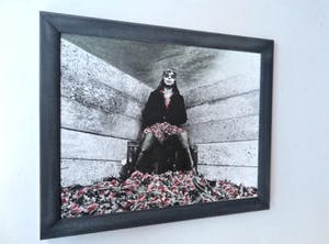 Jan Stijnman - Vrouw met rode tulpen tussen beton-Absurdistisch Foto Handingeschilderd-In lijst kopen? Bied vanaf 10!