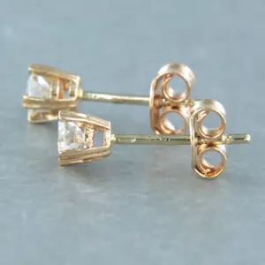 18k rosé gouden solitair oorknoppen met briljant geslepen diamant tot. 0.24ct kopen? Bied vanaf 280!