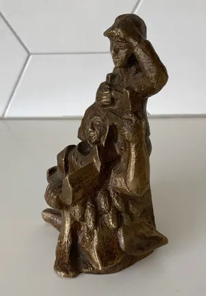 Niet of onleesbaar gesigneerd - Bronzen beeld man op ladder en een vrouw die een kerkcomplex omarmt? kopen? Bied vanaf 1!