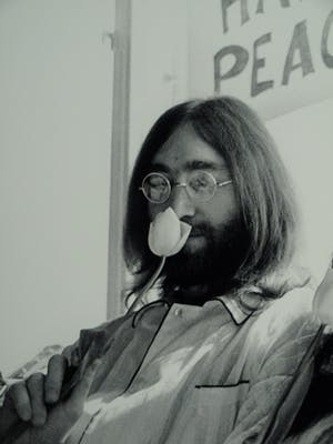 Nico Koster - Foto, John Lennon , Hilton Hotel tijdens de 'Bed-in for Peace' in '69 + Boek kopen? Bied vanaf 175!
