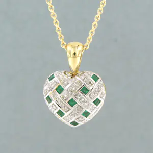 18k gouden collier met gouden hart hanger bezet met smaragd en diamanten kopen? Bied vanaf 575!
