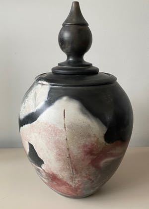 Niet of onleesbaar gesigneerd - Museale Studio Keramische Raku en paardenhaar deksel of urnvaas kopen? Bied vanaf 1!