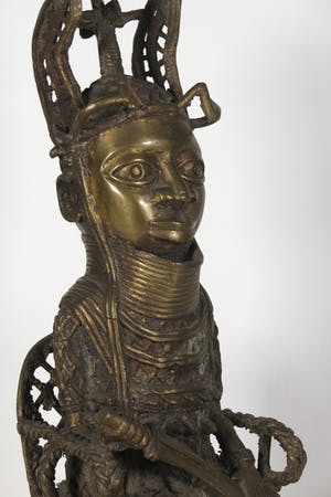 Benin - Brons, Zittende heerser op troon met zwaard kopen? Bied vanaf 225!