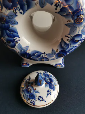 Niet of onleesbaar gesigneerd - Fraai gedecoreerde Chinese koffiepot met kraaiende haan kopen? Bied vanaf 1!