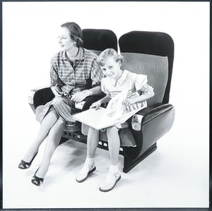 Paul Huf - Foto op dibond, Portret van een vrouw met kind in KLM stoelen kopen? Bied vanaf 1!