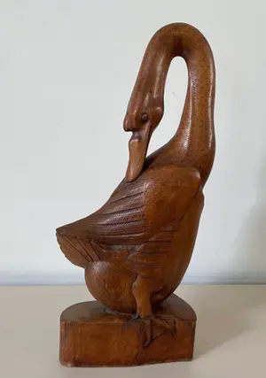 Niet of onleesbaar gesigneerd - Balinees houten beeld van een zwaan kaufen? Bieten Sie von 1!