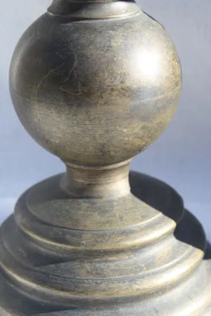 Niet of onleesbaar gesigneerd - Twee Fraaie Oude Bronzen Pen Kandelaars kopen? Bied vanaf 1!