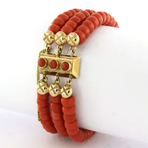 14k gouden slot met koraal aan een drie rijen koralen armband - 35.4 gram kopen? Bied vanaf 510!