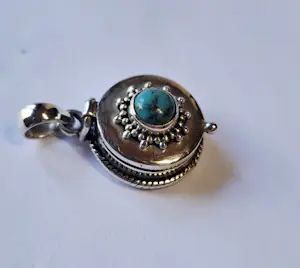 Nieuwe zilveren medaillon hanger met turquoise, edelsteen kopen? Bied vanaf 60!
