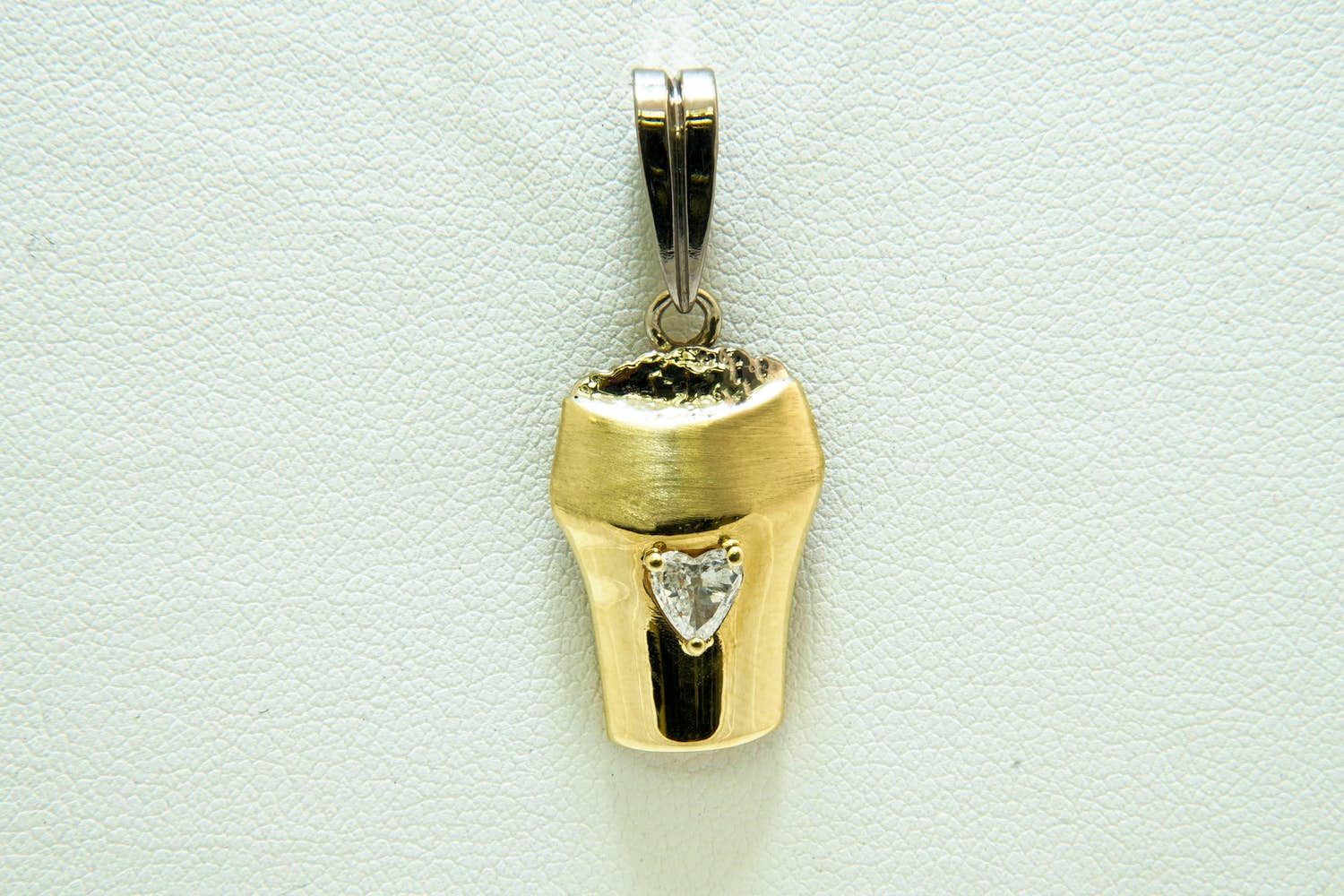 101 - Origineel 14 karaat bi colour Biertje hanger met ca 0.30 crt diamant kopen? Bied vanaf 180!