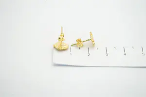 101 - Een paar leuke 18krt geel-gouden oorstekers met nugget-afwerking kopen? Bied vanaf 75!