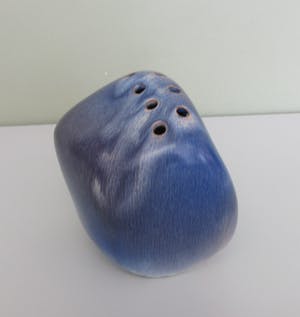 Niet of onleesbaar gesigneerd - Modernistische aardewerken rozensteker (vaas) kopen? Bied vanaf 1!