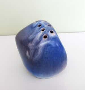 Niet of onleesbaar gesigneerd - Modernistische aardewerken rozensteker (vaas) verkocht voor € 1!