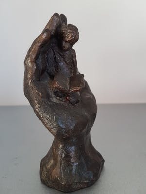 Astrid Veldhuyzen-Koppen - Beeld " Hand met lezend kind " kopen? Bied vanaf 35!
