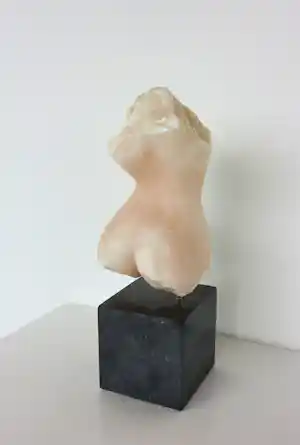 Angelo Moyano - Sculptuur van natuursteen / albast op sokkel, Vrouwentorso verkocht voor € 270!