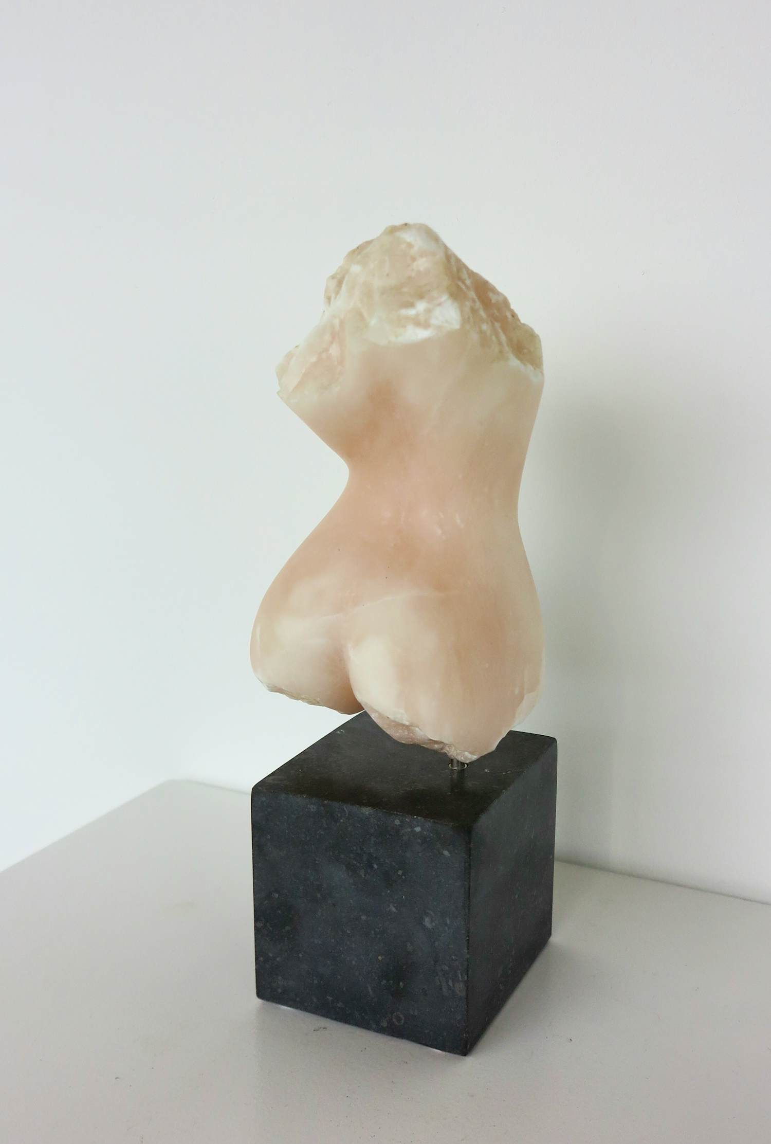 Angelo Moyano - Sculptuur van natuursteen / albast op sokkel, Vrouwentorso kopen? Bied vanaf 400!