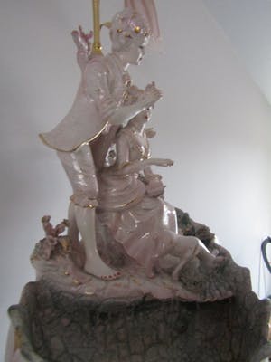 Niet of onleesbaar gesigneerd - PORSELEINEN FONTEIN Koppel Victoriaanse klederdracht + lichtarmatuur in irisvorm kopen? Bied vanaf 1!