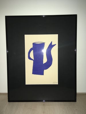 Klaas Gubbels - Mooi ingelijste “Blauwe kan” van Klaas Gubbels kopen? Bied vanaf 195!