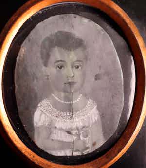 Niet of onleesbaar gesigneerd - Portrait of a Surinamese girl on ivory, signed and in an ebonised frame. first h verkocht voor € 1!