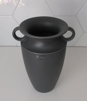 Niet of onleesbaar gesigneerd - Antraciete moderne keramische design amfoor vaas kopen? Bied vanaf 10!