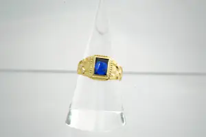 105 - Mooi bewerkte 18krt geelgouden ring met blauwe middensteen - kleine maat kopen? Bied vanaf 225!