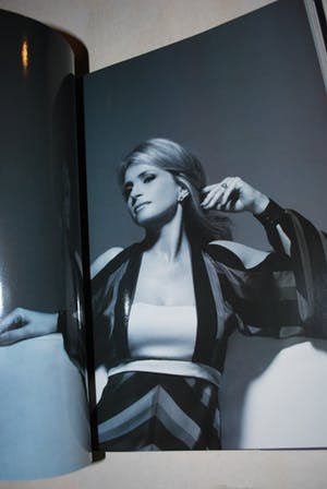 Mart Visser - Gesigneerd boekwerk 'Les Femmes' 2007, fotografie Erwin Olaf, Carli Hermes e.a. kopen? Bied vanaf 45!