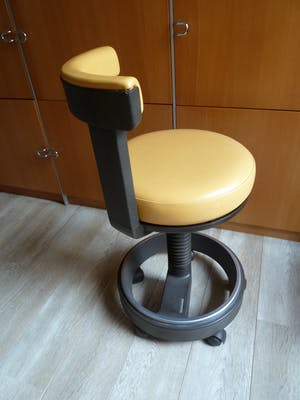 Niet of onleesbaar gesigneerd - Siemens draaibare ergonomische designstoel (tandarts/lab.stoel/kruk) kopen? Bied vanaf 1!
