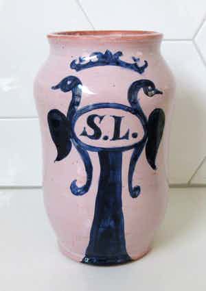 Niet of onleesbaar gesigneerd - Italiaanse majolica blauwe en witte Albarello verkocht voor € 10!