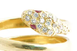 AcheterNV(46) - Bijzondere 18 Krt gouden Slangen ring met 16 diamanten en 2 robijnen? Enchérissez de 660!