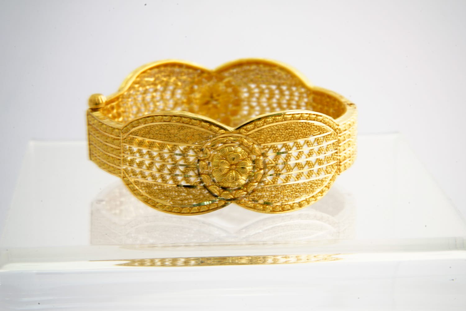 143-  Aparte 18krt geel-gouden armband - Arabisch motief / opengewerkt model kopen? Bied vanaf 1060!