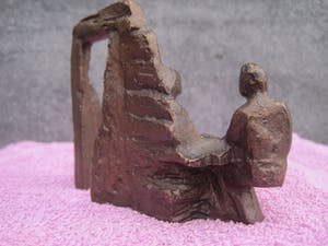 Brons (Onbekend) - Zittend naast de poort. kopen? Bied vanaf 35!