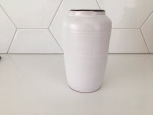 Niet of onleesbaar gesigneerd - Twee witte aardewerk vaasjes Delfos Zoeterwoude kopen? Bied vanaf 1!