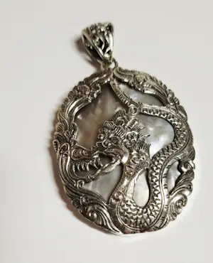 Nieuwe zeldzame zilveren hanger met parelmoer, met een zilveren Chinese draak kopen? Bied vanaf 75!