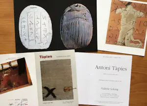 Antoni Tapies - 12 Items - 3 Orig. Lithographies - Boek Sevilla - Cat. Barcelona + 10 Ephemera kopen? Bied vanaf 60!